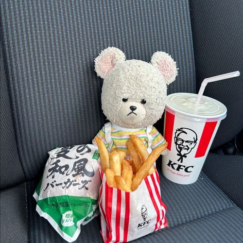 ケンタッキー夏の和風バーガーズ
ぴーしゃんは柑橘タルタル✨
カーネルクランチポテトも好き💖
ドリンクはいつもの定番レモネードソーダ🍋
あ〜レッドホットのためにまた来なくては…

岩下の新生姜まるごとタイプをゲット❣️
ツノとおんなじカタチ✨これつけたら、シシちゃんになれる🤭

モモもらったよ🍑小玉がいっぱい✨
あとクッキー？それから、お家の人喜ぶ軽井沢高原ビール2026年なの🙌