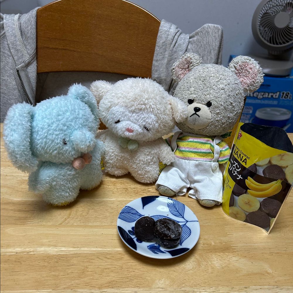 見つけた‼️セブンイレブンの冷食売り場の隅っこにフローズンチョコバナナ🍌
あと、気になってたチョコバナナホイップ✨
チョコバナナホイップはね、バナナクリームにチョコチップ入ってて甘かった😋

念願のフローズンチョコバナナはもこたん、ぱおたんもお誘いして…
ひんやり〜うま❤️