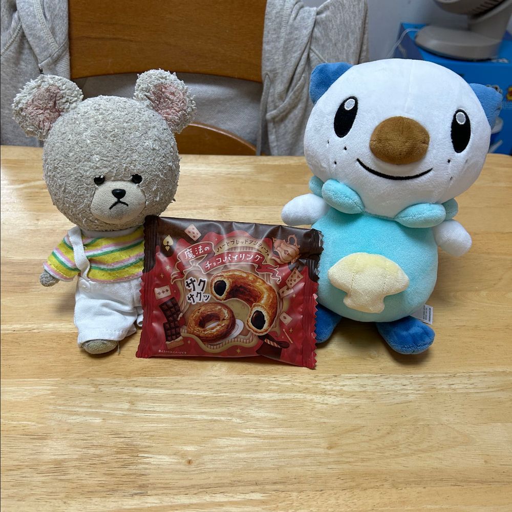 みじゅちゃんと、オレンジアールグレイ🍊なの❣️
熱々のお湯で淹れて、たっぷり氷で一気に冷やすみたい🧊
お家の人に任せよう✨
おやつはカルディで買ったコレ❣️
魔法のチョコパイリング🪄
どう魔法なのか分からないけど、美味しそうなのは間違いないね🤭
半分こ🔪✨
嬉しいね😆
キタキタ‼️
氷からんころーん🧊🎶
ん〜オレンジかおるさっぱりアイスティーは涼しくなるよ✨
わぁ❣️サクサクの中にチョコレートちゃんと入ってね👏👏美味しい😋
