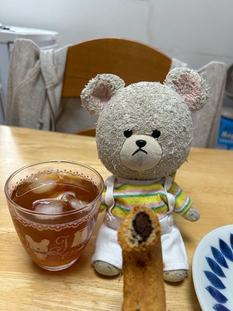 みじゅちゃんと、オレンジアールグレイ🍊なの❣️
熱々のお湯で淹れて、たっぷり氷で一気に冷やすみたい🧊
お家の人に任せよう✨
おやつはカルディで買ったコレ❣️
魔法のチョコパイリング🪄
どう魔法なのか分からないけど、美味しそうなのは間違いないね🤭
半分こ🔪✨
嬉しいね😆
キタキタ‼️
氷からんころーん🧊🎶
ん〜オレンジかおるさっぱりアイスティーは涼しくなるよ✨
わぁ❣️サクサクの中にチョコレートちゃんと入ってね👏👏美味しい😋