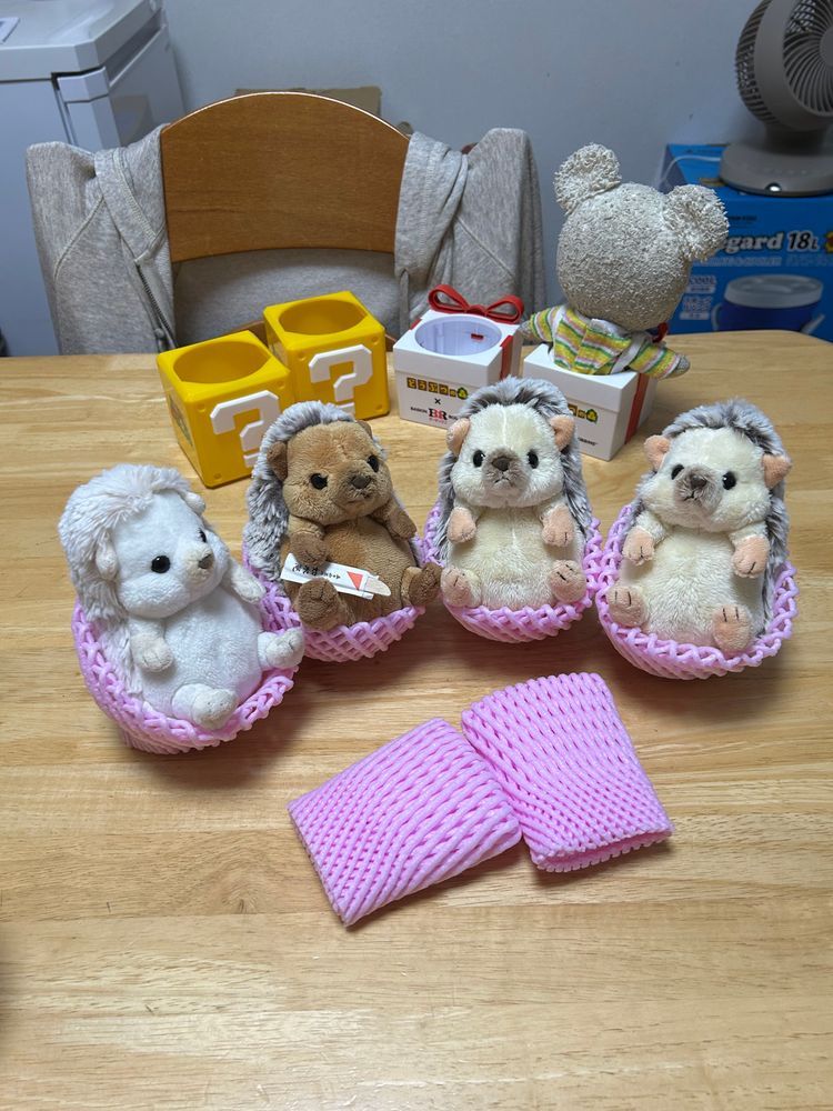 ちくまろうにぼんが仲良く並んでる前に桃の使ってたクッションを運ぶと〜
ちくまろが入りたいと降りてきた❣️
うにぼんも後に続いて〜
それをぴーしゃん、全部入れて👏
なんか、まんまるコロコロ🦔
思うように身動き取れずまったりごろんごろんする🦔たちの隙に…
BIGチャンス到来✨
プレゼントの中が空いた〜🐻❄️❤️
わっせ💨わっせ💨
ドヤ😤✨🐻❄️