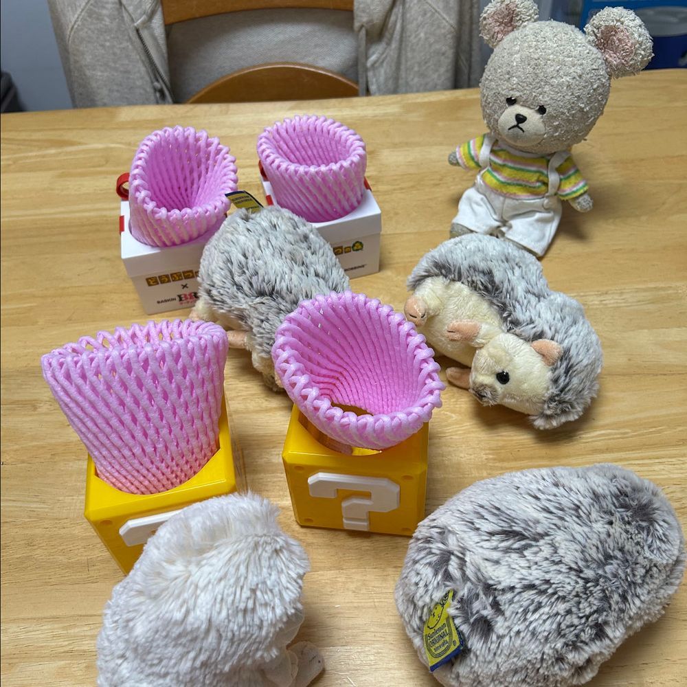あれから…
ピンクのあみあみから出なくなった ちくまろうにぼんがここに…
ボックスの上に乗るとますます贈答用感が漂う🤭
動かないから、みんなさらにまんまるコロコロお太りに…💦
お家の人に、どれが美味しいかな?👀✨って言われたら、慌てて出てきたよ〜🦔💨
ぴーしゃんにしがみついてブルブル🦔
食べられちゃう〜って❗️
そんな中、毎度恒例美味しそうで飲んじゃうよ〜とか言ってくるけど、ぴーしゃん、マグカップ入ってお家の人に圧👀‼️
約束のココアはまだ?
エアコンで部屋が冷えたら、いれてくれるって約束したよね?👀‼️‼️🐻❄️💨