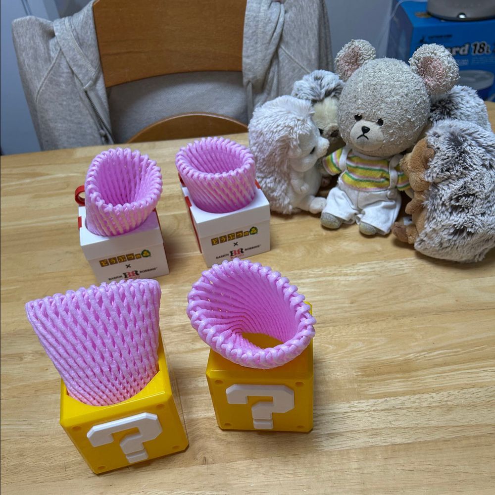 あれから…
ピンクのあみあみから出なくなった ちくまろうにぼんがここに…
ボックスの上に乗るとますます贈答用感が漂う🤭
動かないから、みんなさらにまんまるコロコロお太りに…💦
お家の人に、どれが美味しいかな?👀✨って言われたら、慌てて出てきたよ〜🦔💨
ぴーしゃんにしがみついてブルブル🦔
食べられちゃう〜って❗️
そんな中、毎度恒例美味しそうで飲んじゃうよ〜とか言ってくるけど、ぴーしゃん、マグカップ入ってお家の人に圧👀‼️
約束のココアはまだ?
エアコンで部屋が冷えたら、いれてくれるって約束したよね?👀‼️‼️🐻❄️💨