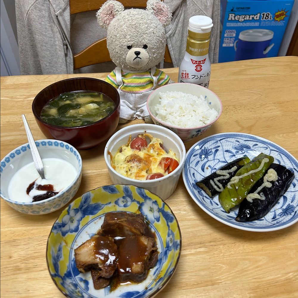 ミニトマト収穫全盛期なの🍅
洗って食べるだけじゃ間に合わなくなってきた💦
というわけで、半分に切り込み入れて、コショウふって、マヨネーズandとろけるチーズ🧀
トースターで焼いて、大量消費だ✌️

オヤツにはカントリーマアム🍪
ティンちゃんがいるね🤭
中の袋もミニオンで可愛い😍
