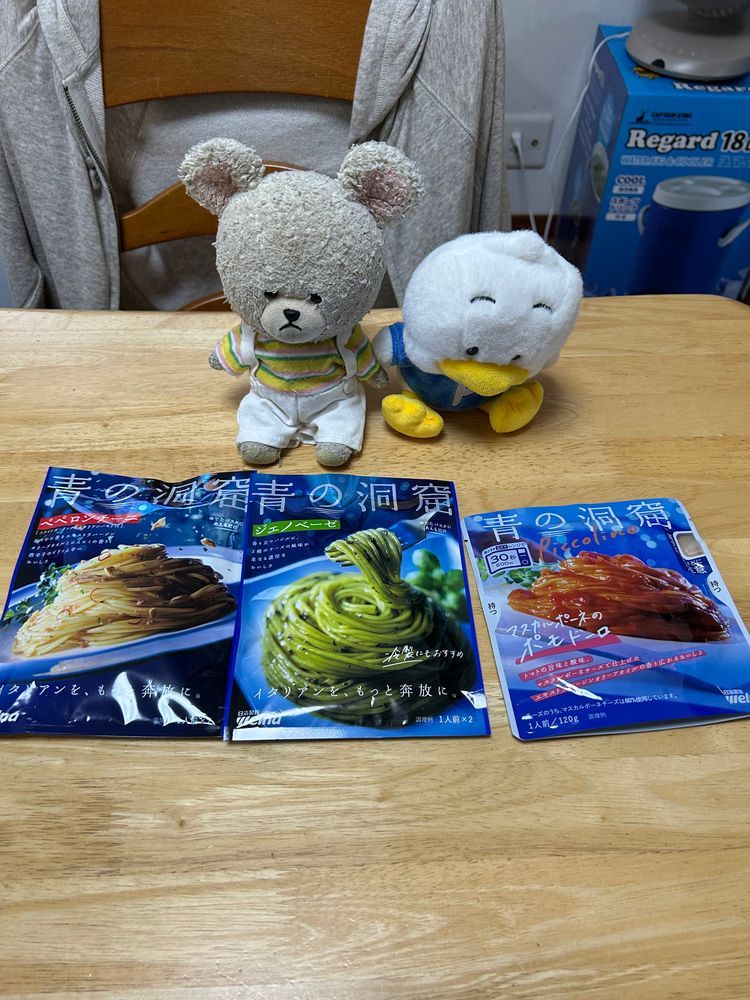 ぴーしゃん、パスタ食べたい🍝🐻‍❄️
お家にあるソースを広げて何にしようか…
むむむ🤔
どれもこれも好きな味ばかり…
ぺくちゃんがぴーしゃんにゴニョゴニョ…

