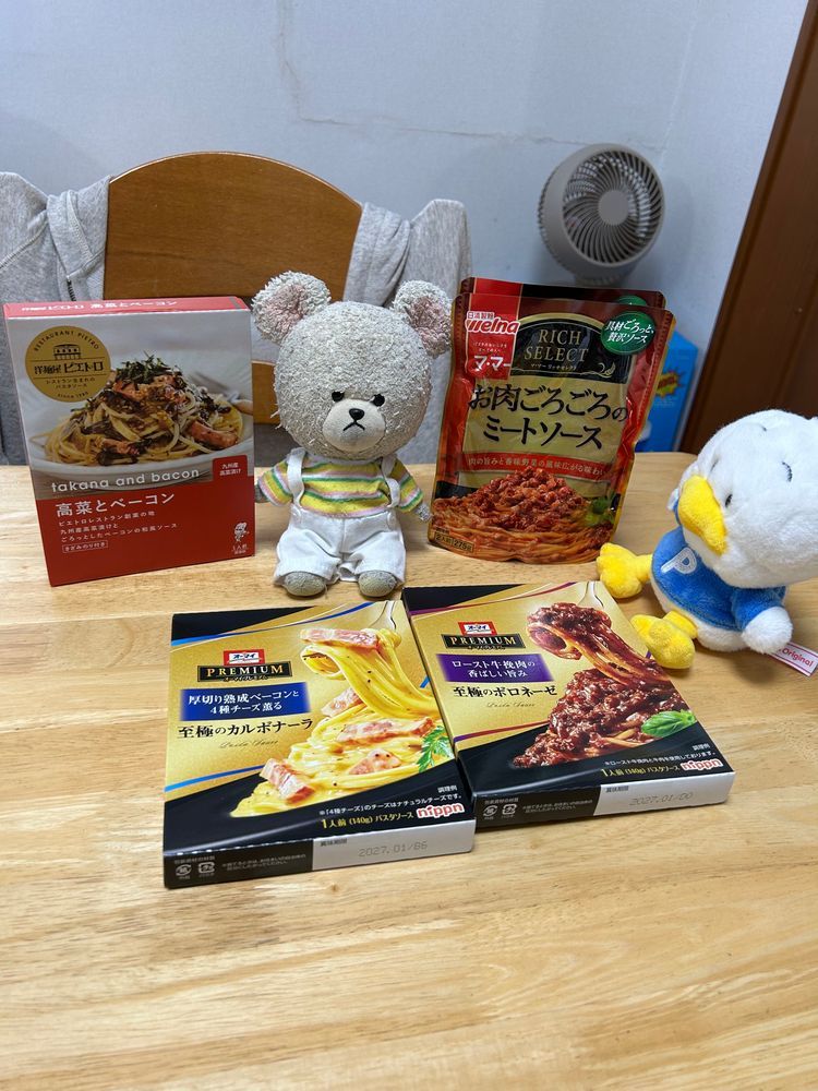 ぴーしゃん、パスタ食べたい🍝🐻‍❄️
お家にあるソースを広げて何にしようか…
むむむ🤔
どれもこれも好きな味ばかり…
ぺくちゃんがぴーしゃんにゴニョゴニョ…
