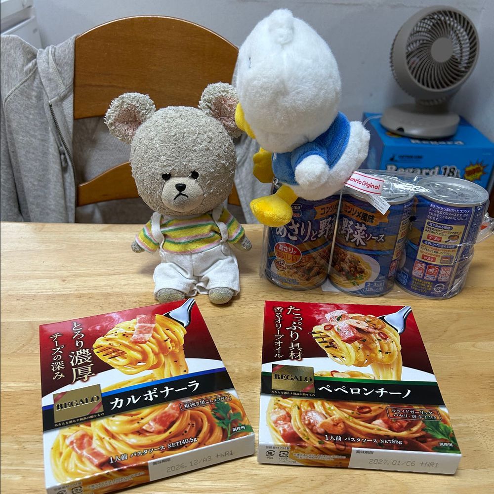 ぴーしゃん、パスタ食べたい🍝🐻‍❄️
お家にあるソースを広げて何にしようか…
むむむ🤔
どれもこれも好きな味ばかり…
ぺくちゃんがぴーしゃんにゴニョゴニョ…
