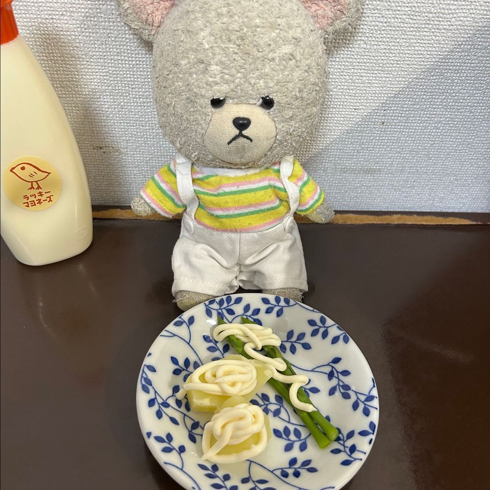 ラッキーマヨネーズだって❣️
この中にラッキー入ってるから、吸うといいことあるっていうから、ぴーしゃんちゅーちゅー🐻‍❄️
😳‼️
嘘つかれた〜‼️‼️
拗ねてたら、茹でたじゃがいもと、アスパラ分けてもらったから、気を取り直して🥄🐻‍❄️
うまい😋
