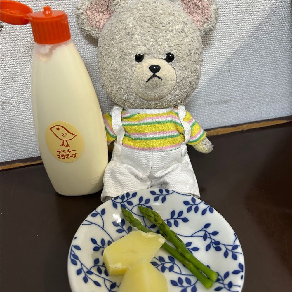 ラッキーマヨネーズだって❣️
この中にラッキー入ってるから、吸うといいことあるっていうから、ぴーしゃんちゅーちゅー🐻‍❄️
😳‼️
嘘つかれた〜‼️‼️
拗ねてたら、茹でたじゃがいもと、アスパラ分けてもらったから、気を取り直して🥄🐻‍❄️
うまい😋