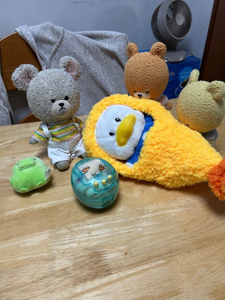 その２
ぺくちゃん❣️
ぴーしゃんの真似っこしてる🤣
それとも、しーさーちゃんの真似っこ？？

ルルロロが大海老だ〜と襲い掛かると、
ビビったぺくちゃん瞬時に脱出💨
なぎ倒される💥ぴーしゃん💦
ぴーしゃん盾にされてるよ💦
ふふ、ルルロロが食べにきたんじゃなくて奪いにきたのね‼️
エアコンの中でふわふわもこもこに入ると最高だもんね❣️