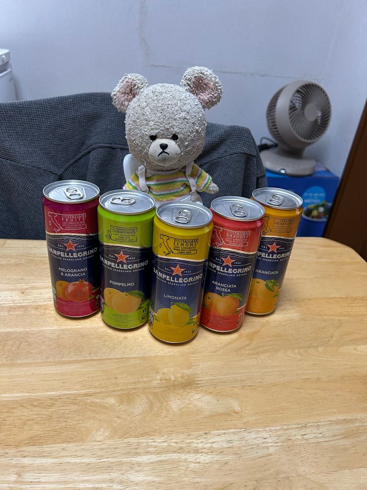 この前、買い物したときに買った気になる商品たち❣️
冷凍のひとくちいなり✨こんたん、きつねさんだから、やっぱり気になる？？🤭
次はアイス🍨
ハーゲンダッツの杏仁初めて見た👀💕
知ってはいたけど、初のソイ❗️当たり前だけど、豆乳味して🤣ほろ苦いつぶつぶがクセになるブリュレチーズケーキ🥄
あらたん、こんたん探しにきたんだけど、アイスに夢中👀
美味しいヨーグルトといえば、ヤスダ‼️
なんかね、ハンディータイプのがあってびっくり🫢美味しさは変わらず✨
ぷん吉も、うんめぇ〜❣️って🎶
カルディで特典のコップをもらって以来ハマってるジュース🥤5種類も❤️
早く冷やそう🧊

