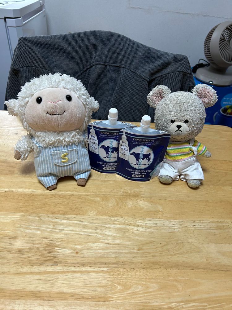 この前、買い物したときに買った気になる商品たち❣️
冷凍のひとくちいなり✨こんたん、きつねさんだから、やっぱり気になる？？🤭
次はアイス🍨
ハーゲンダッツの杏仁初めて見た👀💕
知ってはいたけど、初のソイ❗️当たり前だけど、豆乳味して🤣ほろ苦いつぶつぶがクセになるブリュレチーズケーキ🥄
あらたん、こんたん探しにきたんだけど、アイスに夢中👀
美味しいヨーグルトといえば、ヤスダ‼️
なんかね、ハンディータイプのがあってびっくり🫢美味しさは変わらず✨
ぷん吉も、うんめぇ〜❣️って🎶
カルディで特典のコップをもらって以来ハマってるジュース🥤5種類も❤️
早く冷やそう🧊

