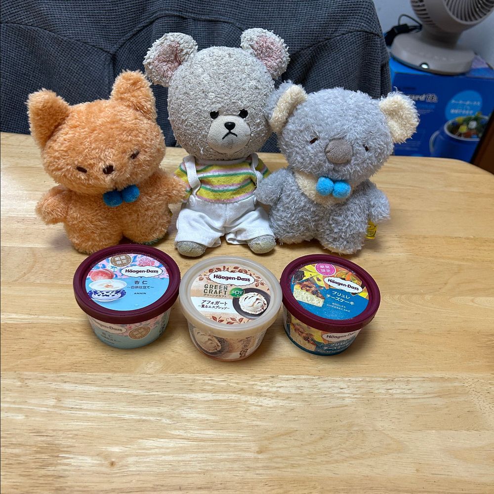 この前、買い物したときに買った気になる商品たち❣️
冷凍のひとくちいなり✨こんたん、きつねさんだから、やっぱり気になる？？🤭
次はアイス🍨
ハーゲンダッツの杏仁初めて見た👀💕
知ってはいたけど、初のソイ❗️当たり前だけど、豆乳味して🤣ほろ苦いつぶつぶがクセになるブリュレチーズケーキ🥄
あらたん、こんたん探しにきたんだけど、アイスに夢中👀
美味しいヨーグルトといえば、ヤスダ‼️
なんかね、ハンディータイプのがあってびっくり🫢美味しさは変わらず✨
ぷん吉も、うんめぇ〜❣️って🎶
カルディで特典のコップをもらって以来ハマってるジュース🥤5種類も❤️
早く冷やそう🧊


