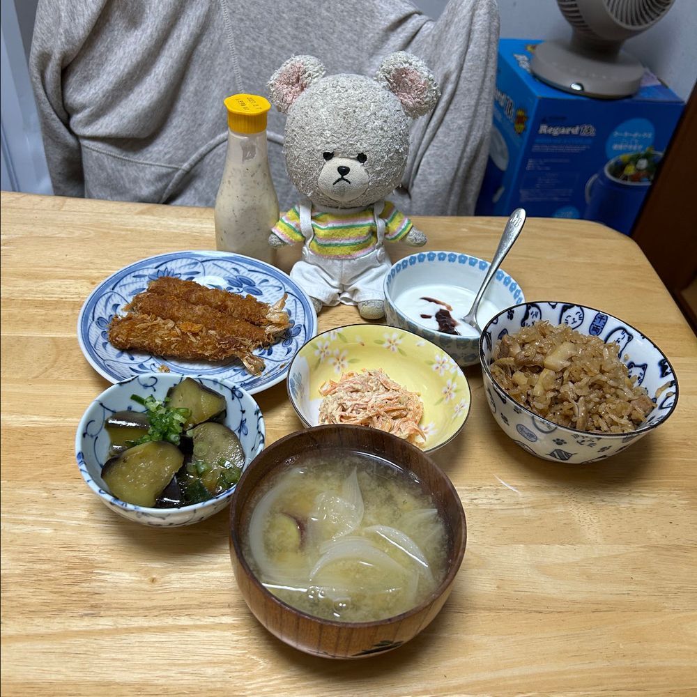 １枚目
ぴーしゃんの今朝の朝ごはん❣️
タカキベーカリーのくるみパン大好きなんだよね😘
これ食べると、しばらくパンに愛が🍞🥐🥖❤️
２枚目
月曜日の夜ごはん
冷蔵庫冷凍庫突くと出てくるもので済ませよう✨この日の海苔巻きは甘辛くしたお肉と卵焼きとレタスで肉サラダ巻き❣️手軽なのに満足なメイン❣️
３枚目
火曜日の夜ごはん
冷蔵庫冷凍庫突いて、畑にお出まし収穫して、こんな感じ✨たけのこごはん、しょうゆを大さじ１入れすぎたら…😅
４枚目
火曜日のお昼
ペペロンチーノ🍝
このお皿に入れると、一気に決まる👍