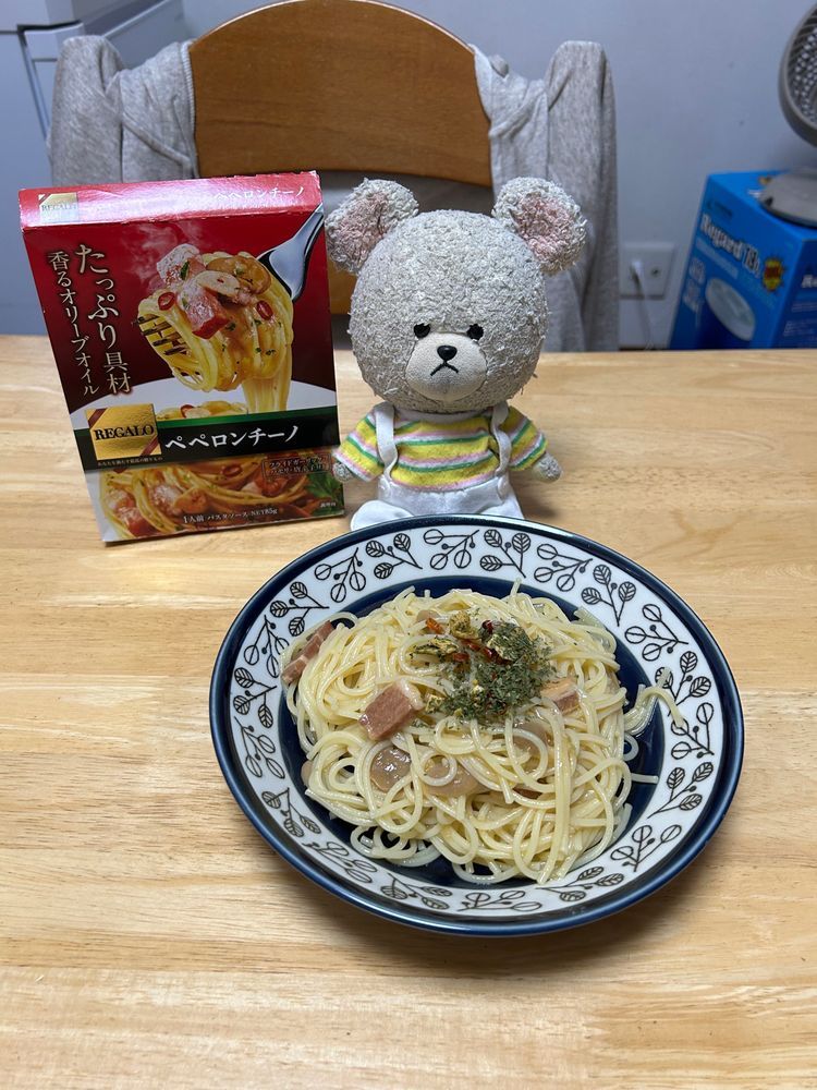 １枚目
ぴーしゃんの今朝の朝ごはん❣️
タカキベーカリーのくるみパン大好きなんだよね😘
これ食べると、しばらくパンに愛が🍞🥐🥖❤️
２枚目
月曜日の夜ごはん
冷蔵庫冷凍庫突くと出てくるもので済ませよう✨この日の海苔巻きは甘辛くしたお肉と卵焼きとレタスで肉サラダ巻き❣️手軽なのに満足なメイン❣️
３枚目
火曜日の夜ごはん
冷蔵庫冷凍庫突いて、畑にお出まし収穫して、こんな感じ✨たけのこごはん、しょうゆを大さじ１入れすぎたら…😅
４枚目
火曜日のお昼
ペペロンチーノ🍝
このお皿に入れると、一気に決まる👍