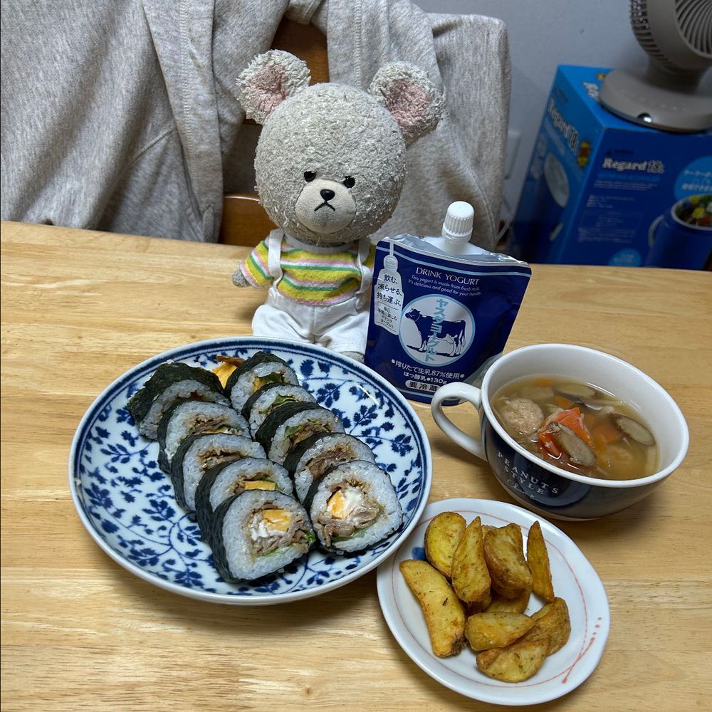１枚目
ぴーしゃんの今朝の朝ごはん❣️
タカキベーカリーのくるみパン大好きなんだよね😘
これ食べると、しばらくパンに愛が🍞🥐🥖❤️
２枚目
月曜日の夜ごはん
冷蔵庫冷凍庫突くと出てくるもので済ませよう✨この日の海苔巻きは甘辛くしたお肉と卵焼きとレタスで肉サラダ巻き❣️手軽なのに満足なメイン❣️
３枚目
火曜日の夜ごはん
冷蔵庫冷凍庫突いて、畑にお出まし収穫して、こんな感じ✨たけのこごはん、しょうゆを大さじ１入れすぎたら…😅
４枚目
火曜日のお昼
ペペロンチーノ🍝
このお皿に入れると、一気に決まる👍