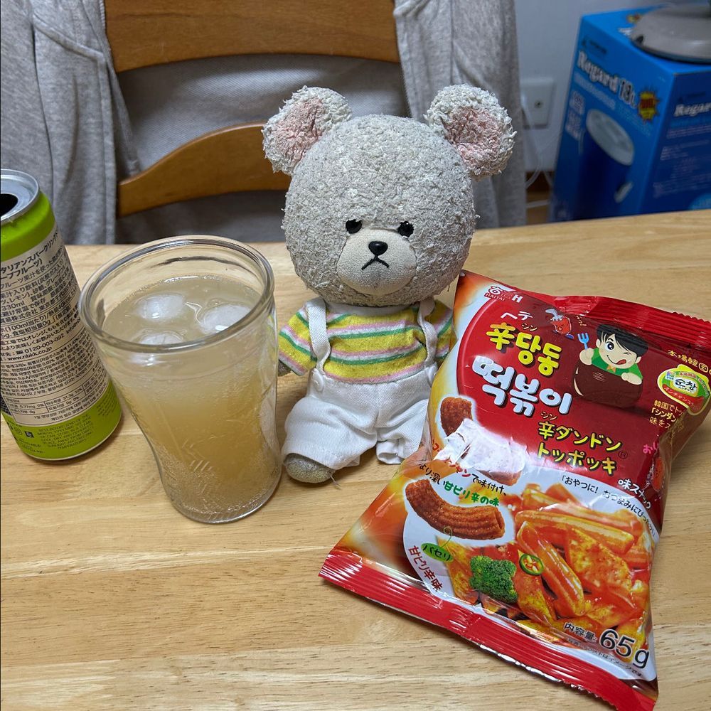 レモンから❣️
しゅわしゅわにスナック合わせて👏
辛ダンドントッポッキの甘辛感が最高😊

そして、別日にはオレンジも🍊
よく読むと、氷は入れないって書いてあった💦
お家の人、前回のレモン🍋飲み終わった後、缶ゆすいでいて、あれ？👀💦って🤣
説明書を、日頃から読む癖がないから、こうなんだよね😱
全て感覚でやるニンゲン…
ぴーしゃん、いつか危ないかも🐻‍❄️💦💦