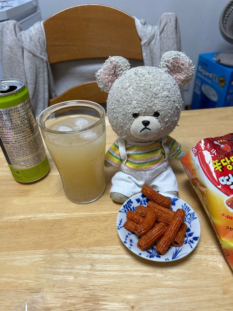 レモンから❣️
しゅわしゅわにスナック合わせて👏
辛ダンドントッポッキの甘辛感が最高😊

そして、別日にはオレンジも🍊
よく読むと、氷は入れないって書いてあった💦
お家の人、前回のレモン🍋飲み終わった後、缶ゆすいでいて、あれ？👀💦って🤣
説明書を、日頃から読む癖がないから、こうなんだよね😱
全て感覚でやるニンゲン…
ぴーしゃん、いつか危ないかも🐻‍❄️💦💦
