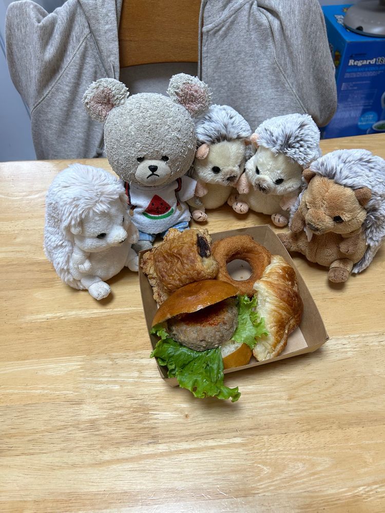 ジャジャーン🎉スイカ🍉
ばあちゃんの畑で育てていたスイカが食べられそうになったから収穫なの✂️
だから、毎年恒例スイカ🍉Tシャツにお着替えなの🐻❄️❣️
ぱっかーん🔪
真っ赤だ✨
うま〜🍉
お店にぴーしゃんのココロの声が届いてたみたい🐻❄️📣
ぜんぶ食べたい欲張りさんって、そんな褒め言葉🤣わんぱくセット🤭
わぁ‼️
袋開けたら、欲張りさんが勢揃い🦔🐻❄️🦔🦔🦔
ハンバーガー🍔たまごサンドクロワッサン🥐たまごドーナツ🍩パンオショコラ🍫フライドチキン🍗
みんなで分けても満腹❤️