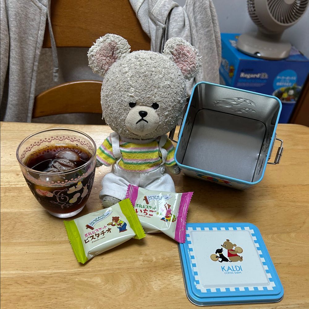 お着替え前のこと…
可愛い缶に入ってた豆乳ビスケットもあとふたつ…
さあ、追加を開けて入れよう✂️
今度は塩キャラメルだよ❣️
さっそく味見🐻❄️
キャラメルのいいにおいでうっとり💕
タカキベーカリーのくるみパンに知らぬ間にショコラ味が仲間入りしてた❣️
野菜ジュースどっちにしようかな🎶