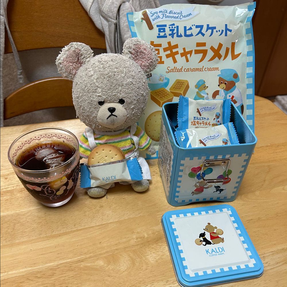 お着替え前のこと…
可愛い缶に入ってた豆乳ビスケットもあとふたつ…
さあ、追加を開けて入れよう✂️
今度は塩キャラメルだよ❣️
さっそく味見🐻❄️
キャラメルのいいにおいでうっとり💕
タカキベーカリーのくるみパンに知らぬ間にショコラ味が仲間入りしてた❣️
野菜ジュースどっちにしようかな🎶