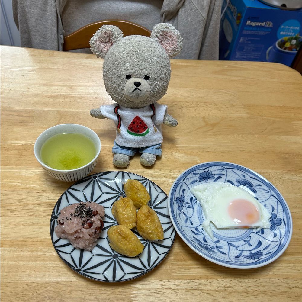 ぴーしゃん、この前の冷凍のゆず風味する稲荷にハマっちゃって、リピート中🥄
昨日のお赤飯の残りと一緒に、朝からモリモリ🐻❄️🎶
朝ね、パトロールしてたら、カエルさん遊びにきてた🐸
玄関にはサナギが…🦋
バッタや芋虫はぴーしゃんのお野菜でビュッフェしてるし…
早朝はカナカナカナカナ…ってヒグラシ鳴いてるし、日中はミンミンゼミやアブラゼミ鳴いてるし…
ぴーしゃん、夏の冒険気分だよ🔍🐻❄️
お家の人、いつものハマるとまとめ買い発動なの👛
いろいろのんで、レモンとポンペルモ(グレープフルーツ)のが気に入って、この夏楽しむんだって🥤
ぴーしゃんもたっぷり飲む🐻❄️もちろん、炭酸デビューを迎えた食いしん坊たちも🦔