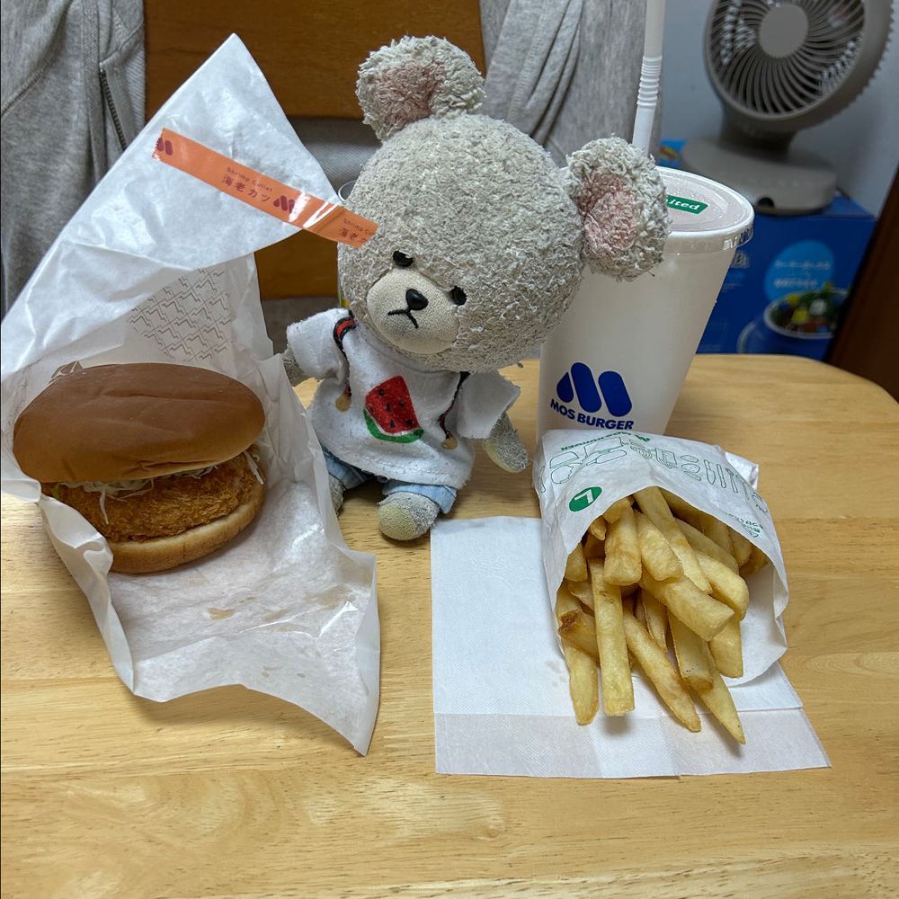 昨日ね、ちっくんとまろんちゃんが喧嘩なの🦔🦔
食いしん坊侍の刀の奪い合い💦
一本紛失して、貸して〜まだダメ〜の大騒ぎ🌀
うにちゃんぼんちゃんもジッと見守ってるよ👀
これは信玄餅食べるしかないな😋
昨日のお昼はモスにしたの🍔
悩んで海老カツバーガーだよ🦐ドリンクがね、白桃のシュワシュワだった🍑美味しすぎてまたモスに行きたくなったよ🚙
JAに買い物行ったらヒムロットって名前のぶどうが🍇
初めてみたよ❣️
朝ごはんに洗って食べてみたらね、デラウェアみたいなお味だった💕酸味あって爽やか✨