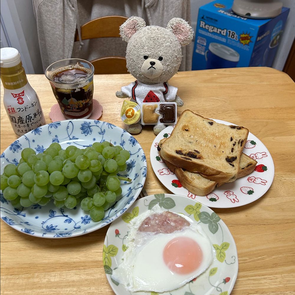昨日ね、ちっくんとまろんちゃんが喧嘩なの🦔🦔
食いしん坊侍の刀の奪い合い💦
一本紛失して、貸して〜まだダメ〜の大騒ぎ🌀
うにちゃんぼんちゃんもジッと見守ってるよ👀
これは信玄餅食べるしかないな😋
昨日のお昼はモスにしたの🍔
悩んで海老カツバーガーだよ🦐ドリンクがね、白桃のシュワシュワだった🍑美味しすぎてまたモスに行きたくなったよ🚙
JAに買い物行ったらヒムロットって名前のぶどうが🍇
初めてみたよ❣️
朝ごはんに洗って食べてみたらね、デラウェアみたいなお味だった💕酸味あって爽やか✨
