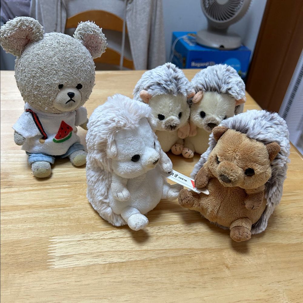 昨日ね、ちっくんとまろんちゃんが喧嘩なの🦔🦔
食いしん坊侍の刀の奪い合い💦
一本紛失して、貸して〜まだダメ〜の大騒ぎ🌀
うにちゃんぼんちゃんもジッと見守ってるよ👀
これは信玄餅食べるしかないな😋
昨日のお昼はモスにしたの🍔
悩んで海老カツバーガーだよ🦐ドリンクがね、白桃のシュワシュワだった🍑美味しすぎてまたモスに行きたくなったよ🚙
JAに買い物行ったらヒムロットって名前のぶどうが🍇
初めてみたよ❣️
朝ごはんに洗って食べてみたらね、デラウェアみたいなお味だった💕酸味あって爽やか✨