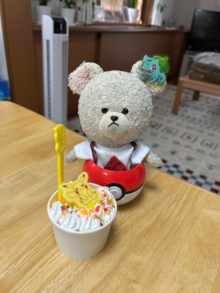 ぴーしゃんチもサーティーワンでポケモンなの❣️
カップも可愛いし、モンスターボールのも欲しいし🤭
後ろでゴンちゃん、ミジュちゃん、パモちゃんがヒソヒソ相談
誰が入るのか相談中と思いきや、ぴーしゃんを入れちゃったの🤣
今日のアイスはピカチュウのボルテッカー〜パインスカッシュ〜なの❣️ぱちぱちお喉まで騒がしい🎶
パモちゃん、次は何をおねだりしようか〜🐻‍❄️✨