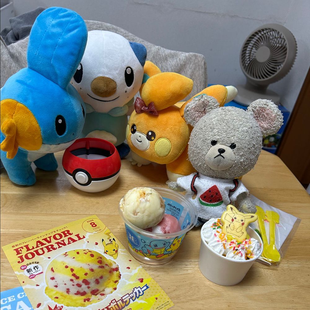 ぴーしゃんチもサーティーワンでポケモンなの❣️
カップも可愛いし、モンスターボールのも欲しいし🤭
後ろでゴンちゃん、ミジュちゃん、パモちゃんがヒソヒソ相談
誰が入るのか相談中と思いきや、ぴーしゃんを入れちゃったの🤣
今日のアイスはピカチュウのボルテッカー〜パインスカッシュ〜なの❣️ぱちぱちお喉まで騒がしい🎶
パモちゃん、次は何をおねだりしようか〜🐻‍❄️✨