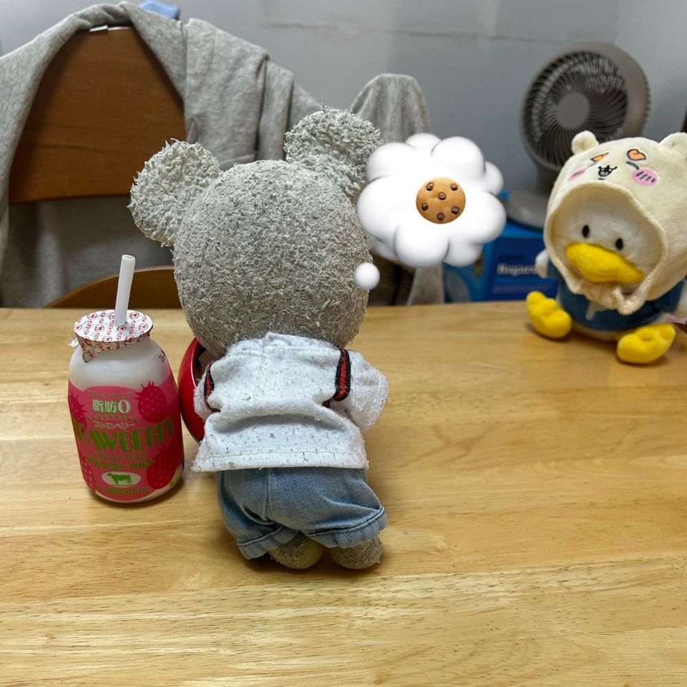 飲むヨーグルト、いちご味のおいしいよ🍓✨
クッキーも食べよう🍪
その隙にぺくちゃん寄ってきて…
ぴーしゃん、クッキー持って戻ってきたら、ぺくちゃん入ってた👀‼️
いや、ハマって抜けなくなってた🤣
まさかの展開に虚無ってるのが🤭