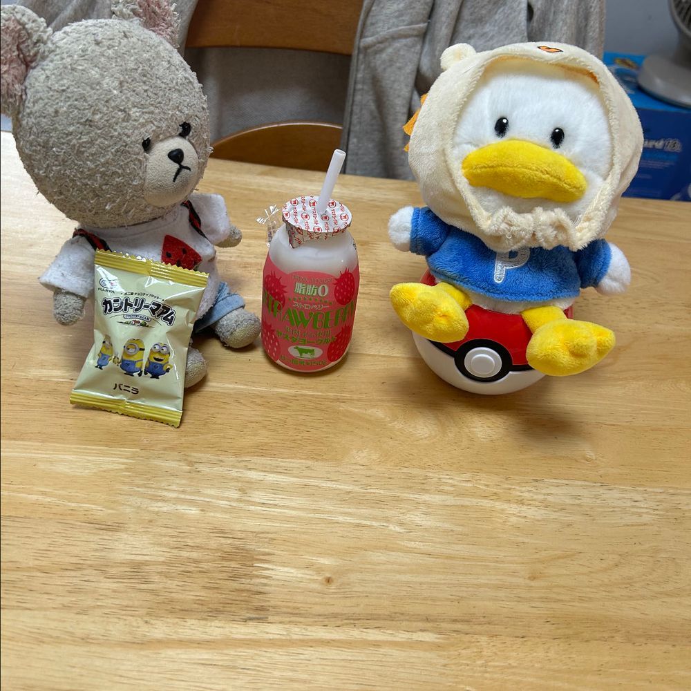 飲むヨーグルト、いちご味のおいしいよ🍓✨
クッキーも食べよう🍪
その隙にぺくちゃん寄ってきて…
ぴーしゃん、クッキー持って戻ってきたら、ぺくちゃん入ってた👀‼️
いや、ハマって抜けなくなってた🤣
まさかの展開に虚無ってるのが🤭