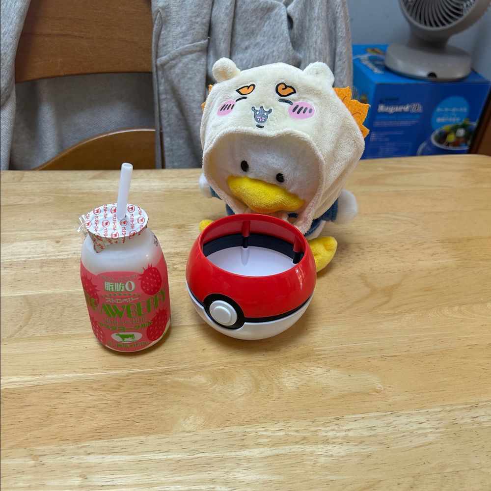 飲むヨーグルト、いちご味のおいしいよ🍓✨
クッキーも食べよう🍪
その隙にぺくちゃん寄ってきて…
ぴーしゃん、クッキー持って戻ってきたら、ぺくちゃん入ってた👀‼️
いや、ハマって抜けなくなってた🤣
まさかの展開に虚無ってるのが🤭
