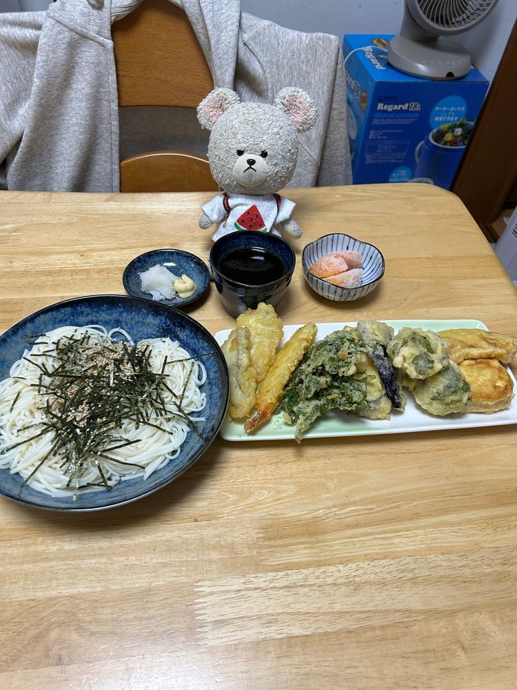 早朝、干からびての目覚め👀
お家の人と仲良くアサイードリンクと水飲んで、外のパトロール➕管理作業してきたよ🐻‍❄️
雨降ってきたから、あがって朝ごはんなの🍙
今朝はね昨日買った見切り品紅鮭すじこ醤油漬けの残りあるからそれで🍙朝から幸せ😆

昨夜はねお家のなすピーマンたっぷりあるから寝かせておいたかぼちゃとさつまいもも連れてきて天ぷらなの❣️大好物の春菊も忘れずに👍
海老天はね、どこかの楽天のお店で買い物した時にもらったサービス品だよ✌️たぶん、一緒に並んでるたらの天ぷら買ったお店かな？サービスって嬉しいよ😊✨
あとは冷凍の柿
食べてるうちにとろけてシャーベット状になるよ❣️
どんどん食べないと次の柿のシーズン来ちゃう💦