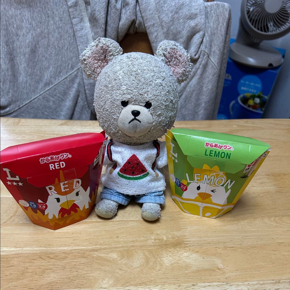 ローソン寄ってきた🚙
目的のお品はとろけるフォンダンショコラ❣️
バリッチェのチョコ&ミント🌱

暑い日には冷麺でしょ✨
あと名前が面白いラーメン
『人類みな麺類』🤣味とか考えずに即カゴしちゃったよ🤭
からあげクンも❣️
レッドとレモン🍋
ってさ、今増量なってるの忘れててたっぷり楽しんじゃった🎶🐻‍❄️