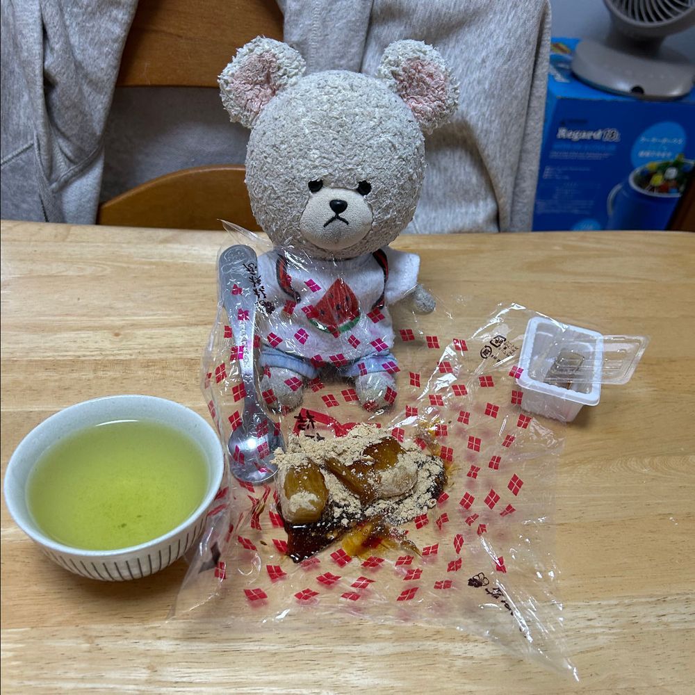 ちくまろうにぼん❗️
お待ちかねの信玄餅届いたよ〜📣🐻‍❄️
集まったね❣️
今から、食いしん坊侍の２代目の刀⚔️配るよ〜
うにちゃん、ぼんちゃんは興味津々🦔
じゃじゃ〜ん‼️
４ぬい衆　爆誕✨
みんないいお顔して📸
おやつだよって言ったのに…
信玄餅そっちのけで刀に夢中⚔️
ぴーしゃんは包み紙にひっくり返して、黒みつかけて、もみもみして、美味しくいただくよ🥄🐻‍❄️
