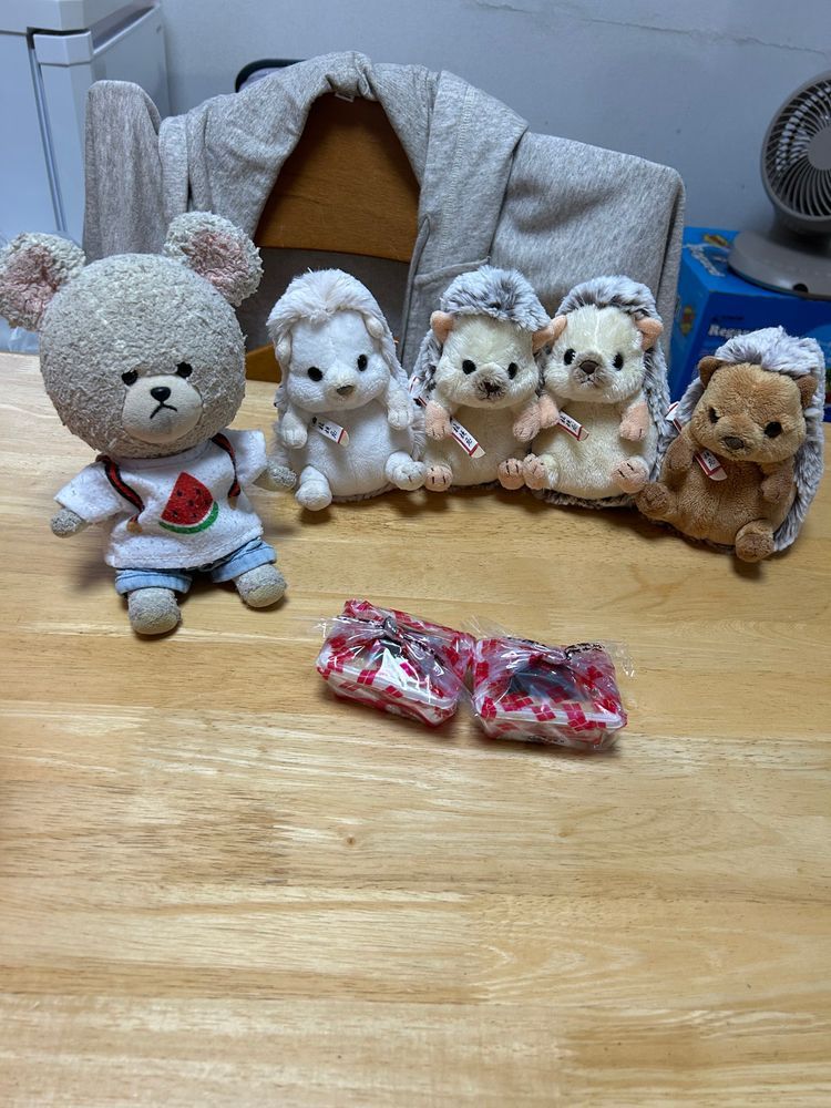 ちくまろうにぼん❗️
お待ちかねの信玄餅届いたよ〜📣🐻‍❄️
集まったね❣️
今から、食いしん坊侍の２代目の刀⚔️配るよ〜
うにちゃん、ぼんちゃんは興味津々🦔
じゃじゃ〜ん‼️
４ぬい衆　爆誕✨
みんないいお顔して📸
おやつだよって言ったのに…
信玄餅そっちのけで刀に夢中⚔️
ぴーしゃんは包み紙にひっくり返して、黒みつかけて、もみもみして、美味しくいただくよ🥄🐻‍❄️