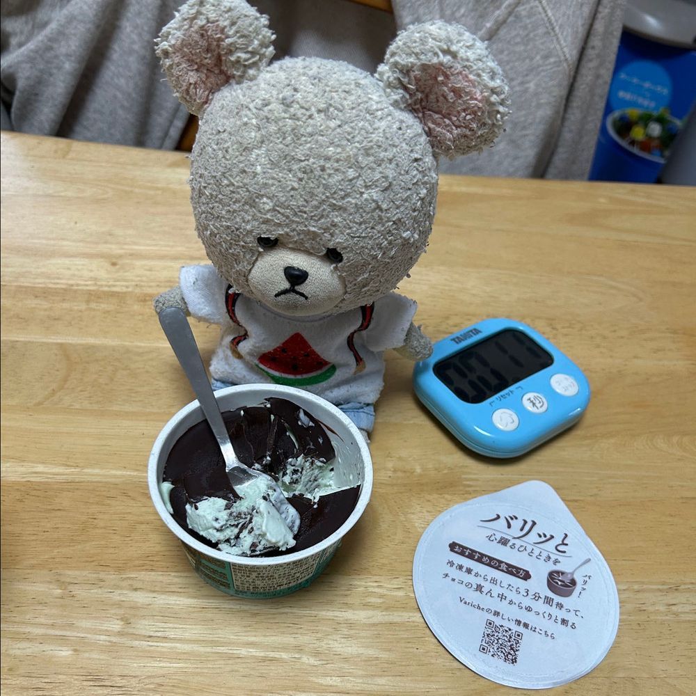 暑い日にはチョコ&ミント〜🥄🐻‍❄️
バリッチェは、3分待つんだよね〜⌛️
…💦
…👀💢
…‼️
🥄💥
うめ〜🥄🐻‍❄️💕
コレだよ、コレ👍

ﾋﾟﾋﾟﾋﾟﾋﾟ…

…なんだっけ🐻‍❄️❓