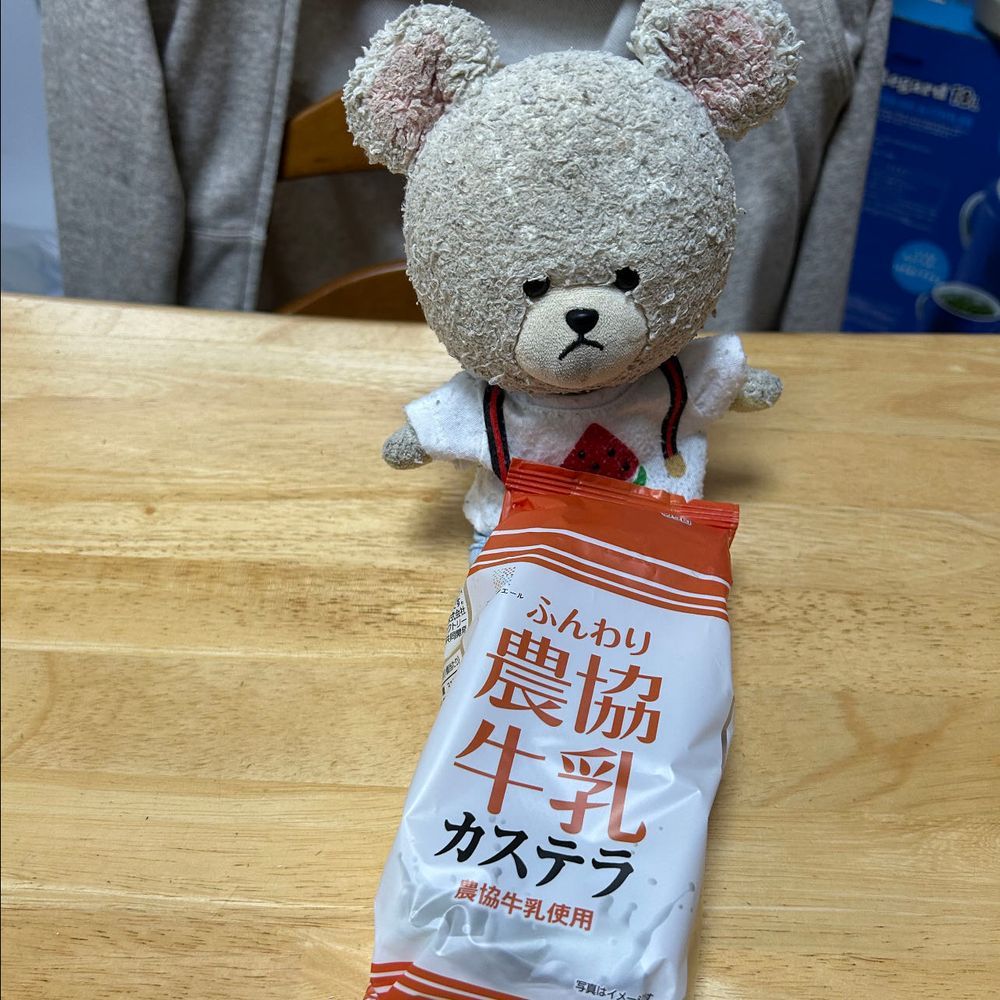 まさかのスーパーダイブを決めたぺくちゃん💦
お手手からツルッとすってんころりんごろりんじゃぼん‼️とキッチンのシンクの中に浸してあるお皿の上に😱
お家の人もぴーしゃんも悲鳴…
当のぺくちゃんは食べられちゃうことになったの？とか言い出すし…
夜だと言うのに即お風呂🛁
乾かすところないから、サーキュレーターの上に‼️乾くまで乗っててね💦
お家の人、まったく〜忙しい時に限って…🌀ってなってた😫

ぴーしゃんの食べたおやつの話…
ＪＡで買ったふんわり農協牛乳カステラね、砂糖たっぷり感じる甘い系ではないふわふわケーキみたいなのだった❣️
美味しかったから、ぴーしゃん明日のＪＡ行きたい🚙