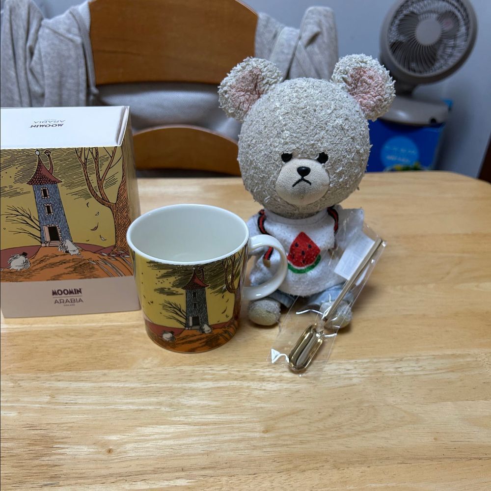 ぴーしゃんの大好物、茨城のお菓子ほっしぃ〜も🍠
干し芋の美味しさをダイレクトに詰め込んだパイ菓子❣️早く開けて…🤤
ムーミンの日に発売になったムーミンマグ✨ホントは春夏秋冬の4部作品でコレがラストの秋バージョン🍂…えぇ…ラストにして初購入💦コレクションしたかった😭
まあ、8月7日に立秋迎えて、暦の上では秋🍂カップから秋を感じようか🐻❄️💕
さっそくティータイム🫖
しばたん、カサカサ音に誘われて登場で仲良くおやつだ✨
チョキチョキ🔪中はこんな感じ✨🍠