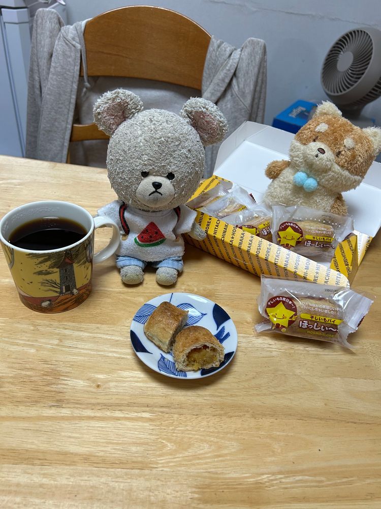 ぴーしゃんの大好物、茨城のお菓子ほっしぃ〜も🍠
干し芋の美味しさをダイレクトに詰め込んだパイ菓子❣️早く開けて…🤤
ムーミンの日に発売になったムーミンマグ✨ホントは春夏秋冬の4部作品でコレがラストの秋バージョン🍂…えぇ…ラストにして初購入💦コレクションしたかった😭
まあ、8月7日に立秋迎えて、暦の上では秋🍂カップから秋を感じようか🐻❄️💕
さっそくティータイム🫖
しばたん、カサカサ音に誘われて登場で仲良くおやつだ✨
チョキチョキ🔪中はこんな感じ✨🍠