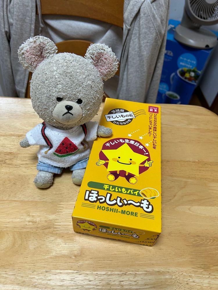 ぴーしゃんの大好物、茨城のお菓子ほっしぃ〜も🍠
干し芋の美味しさをダイレクトに詰め込んだパイ菓子❣️早く開けて…🤤
ムーミンの日に発売になったムーミンマグ✨ホントは春夏秋冬の4部作品でコレがラストの秋バージョン🍂…えぇ…ラストにして初購入💦コレクションしたかった😭
まあ、8月7日に立秋迎えて、暦の上では秋🍂カップから秋を感じようか🐻❄️💕
さっそくティータイム🫖
しばたん、カサカサ音に誘われて登場で仲良くおやつだ✨
チョキチョキ🔪中はこんな感じ✨🍠