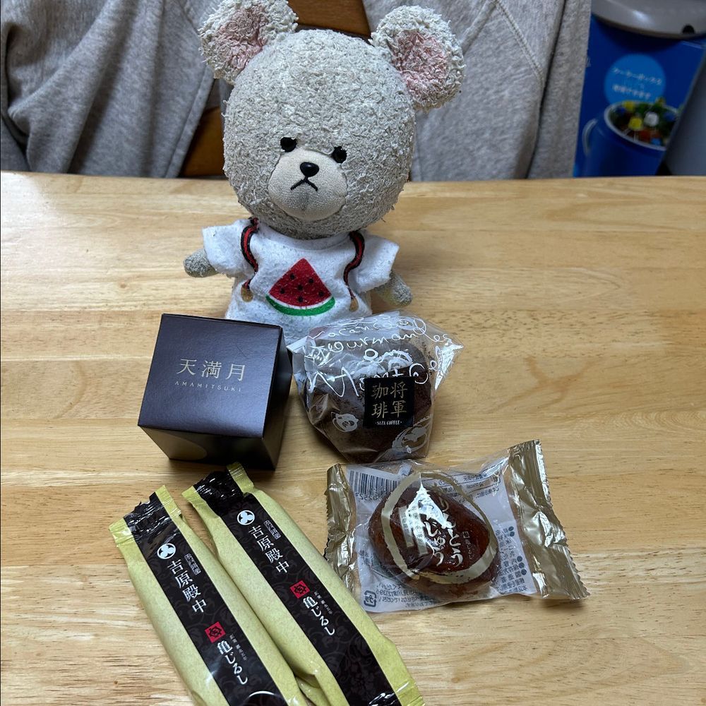 ぴーしゃん、亀じるし行ってきたの🚙
食べる、将軍珈琲👀✨
ぴーしゃん、コレ買う👛
2枚目
冷凍のお菓子たち🧊
これはお家の冷凍庫の中にしまっておいて、あとからゆっくり🤤
将軍珈琲のふわふわクリーミー生どら焼きと、ふわふわクリーミー生大福、プレーンのふわふわクリーミー生大福、ごろごろ豆大福小倉クリーム🫘
3枚目冷蔵の将軍珈琲ふわふわクリーミー生大福と日持ちする天満月、かりんとう饅頭、吉原殿中❣️
4枚目
さっそく将軍珈琲のふわふわクリーミー生大福👏珈琲を感じるために、ここは麦茶で✨チョキチョキ🔪中にほろ苦いコーヒーゼリーの粒と、コクを感じるコーヒーの甘いクリーム✨とっても柔らかくて、噛むというより口溶け?飲む?って言える感じ🐻❄️💕