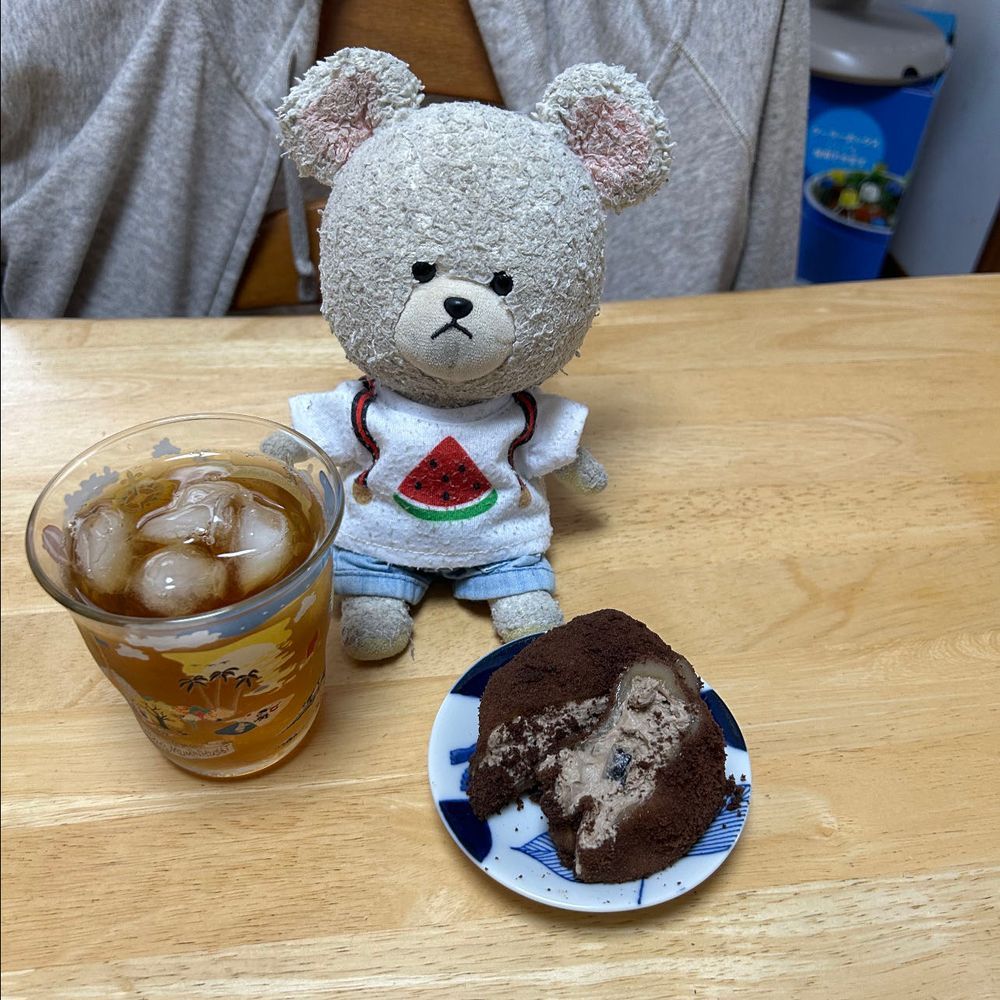 ぴーしゃん、亀じるし行ってきたの🚙
食べる、将軍珈琲👀✨
ぴーしゃん、コレ買う👛
2枚目
冷凍のお菓子たち🧊
これはお家の冷凍庫の中にしまっておいて、あとからゆっくり🤤
将軍珈琲のふわふわクリーミー生どら焼きと、ふわふわクリーミー生大福、プレーンのふわふわクリーミー生大福、ごろごろ豆大福小倉クリーム🫘
3枚目冷蔵の将軍珈琲ふわふわクリーミー生大福と日持ちする天満月、かりんとう饅頭、吉原殿中❣️
4枚目
さっそく将軍珈琲のふわふわクリーミー生大福👏珈琲を感じるために、ここは麦茶で✨チョキチョキ🔪中にほろ苦いコーヒーゼリーの粒と、コクを感じるコーヒーの甘いクリーム✨とっても柔らかくて、噛むというより口溶け?飲む?って言える感じ🐻❄️💕