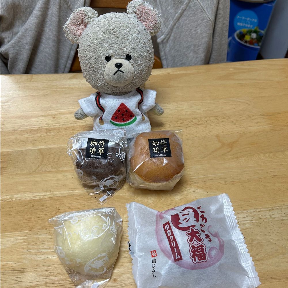 ぴーしゃん、亀じるし行ってきたの🚙
食べる、将軍珈琲👀✨
ぴーしゃん、コレ買う👛
2枚目
冷凍のお菓子たち🧊
これはお家の冷凍庫の中にしまっておいて、あとからゆっくり🤤
将軍珈琲のふわふわクリーミー生どら焼きと、ふわふわクリーミー生大福、プレーンのふわふわクリーミー生大福、ごろごろ豆大福小倉クリーム🫘
3枚目冷蔵の将軍珈琲ふわふわクリーミー生大福と日持ちする天満月、かりんとう饅頭、吉原殿中❣️
4枚目
さっそく将軍珈琲のふわふわクリーミー生大福👏珈琲を感じるために、ここは麦茶で✨チョキチョキ🔪中にほろ苦いコーヒーゼリーの粒と、コクを感じるコーヒーの甘いクリーム✨とっても柔らかくて、噛むというより口溶け?飲む?って言える感じ🐻❄️💕