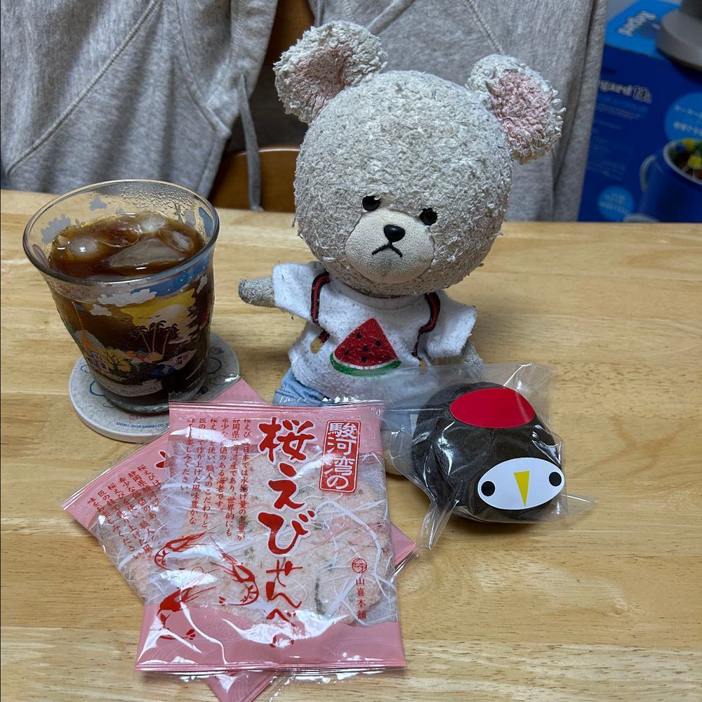 ふじみのりって種類のぶどうなの🍇種無しだよ👍大粒だし、味はちょっと酸味があって、ピオーネに近いかな🤭
お家の人のおじさんが送ってくれた茨城の梨、幸水なの❣️
今年はそんなにひと玉あたりが大きくないかな🍐
シャリシャリで美味しい😋
そして、昨夜の夜、やる気を失った風で昼に買った業スーのカツと、ストック用のレトルトカレーでカツカレーの秘技を早速かましたお家の人だよ🍛
ぴーしゃん、もうなの？って聞いちゃったよ〜🐻‍❄️まあ、カレー大好きだからいいよ🎶
4枚目はいただきものおやつ（今朝のやる気補充用）駿河湾の方行った人がいて、くれたの❣️あと、ぴーしゃんの左にいる甘いものはね、茨城県常陸太田市の公式マスコットキャラクターのじょうづるさんでね、『じょうづるさん竹炭どら焼き』なの✨ぴーしゃん、ぱっと見ベレー帽被ったペンギンさんかなって🐧
