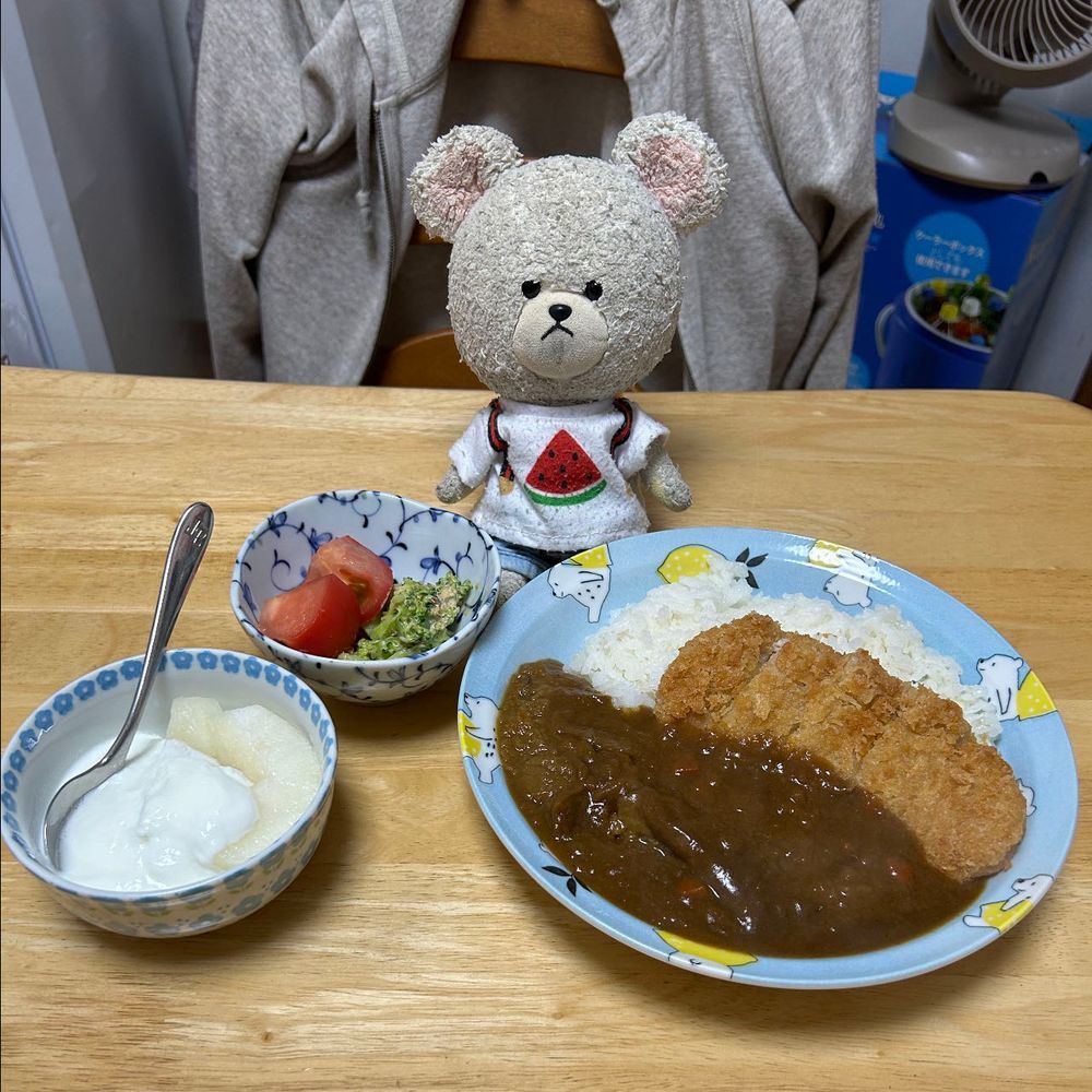 ふじみのりって種類のぶどうなの🍇種無しだよ👍大粒だし、味はちょっと酸味があって、ピオーネに近いかな🤭
お家の人のおじさんが送ってくれた茨城の梨、幸水なの❣️
今年はそんなにひと玉あたりが大きくないかな🍐
シャリシャリで美味しい😋
そして、昨夜の夜、やる気を失った風で昼に買った業スーのカツと、ストック用のレトルトカレーでカツカレーの秘技を早速かましたお家の人だよ🍛
ぴーしゃん、もうなの？って聞いちゃったよ〜🐻‍❄️まあ、カレー大好きだからいいよ🎶
4枚目はいただきものおやつ（今朝のやる気補充用）駿河湾の方行った人がいて、くれたの❣️あと、ぴーしゃんの左にいる甘いものはね、茨城県常陸太田市の公式マスコットキャラクターのじょうづるさんでね、『じょうづるさん竹炭どら焼き』なの✨ぴーしゃん、ぱっと見ベレー帽被ったペンギンさんかなって🐧