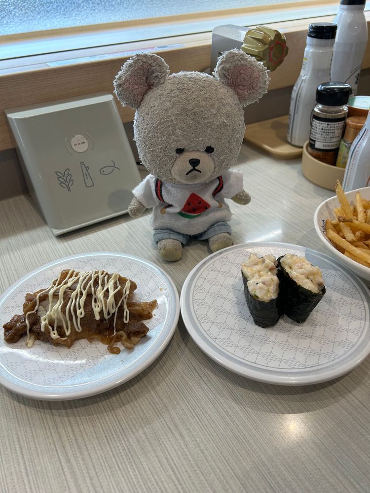 ぴーしゃん、はま寿司なの❣️
大好きなものに囲まれるって我を忘れるよね💦
お寿司前にすると、カメラなんてすっかり📸
ようやく最後のデザートでカメラ目線👀❣️
このデザートね、くま太郎ちゃんが食べてたの🥄
ぴーしゃんもって思ってさ🤭
🥄🐻‍❄️🎶
食感が新しい感じで美味しかった👍