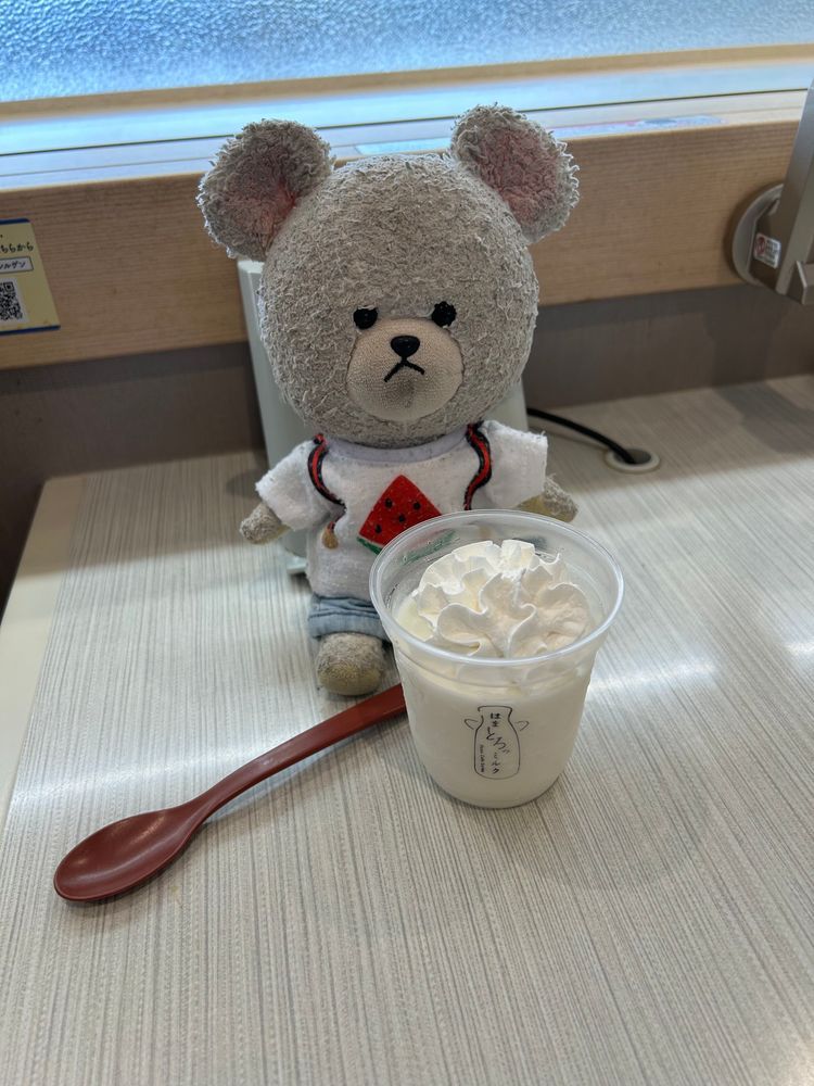 ぴーしゃん、はま寿司なの❣️
大好きなものに囲まれるって我を忘れるよね💦
お寿司前にすると、カメラなんてすっかり📸
ようやく最後のデザートでカメラ目線👀❣️
このデザートね、くま太郎ちゃんが食べてたの🥄
ぴーしゃんもって思ってさ🤭
🥄🐻‍❄️🎶
食感が新しい感じで美味しかった👍